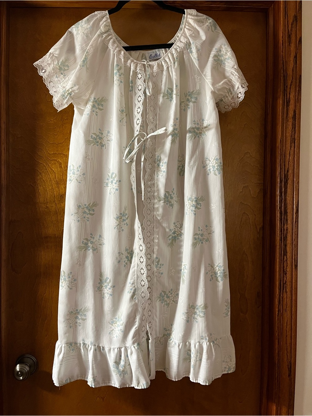 Vintage White Floral Cotton double tie Nightgown robe with Lace Trim - Picture 3 of 4